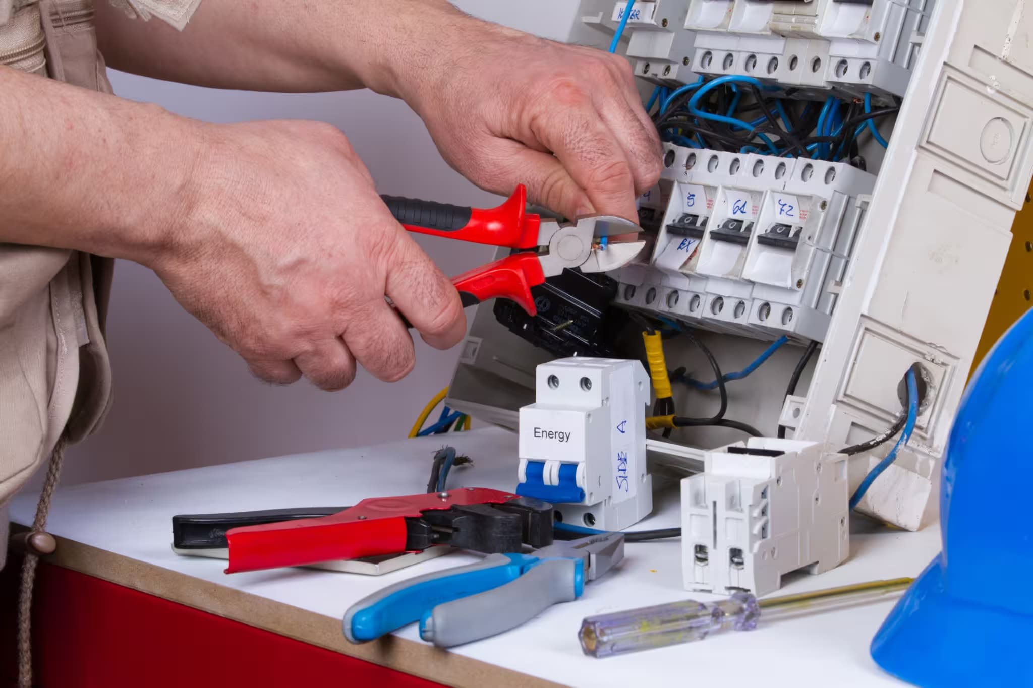 Antalya Elektrik Tesisat Servisi - Profesyonel Usta Ekibi
